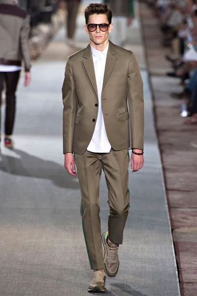 Look 18